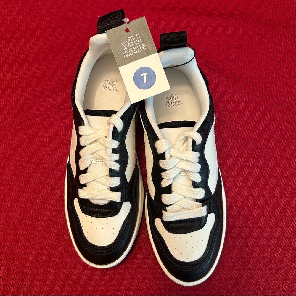 Wild Fable Womens Netty Black White Fashion Sneakers with Memory Foam Insole NWT - Picture 2 of 5
